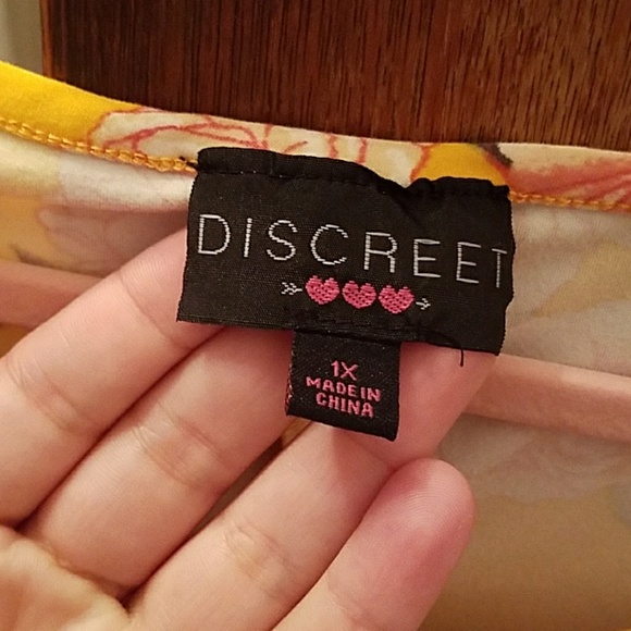 Cute shirt with tie at bottom. - Picture 2 of 4